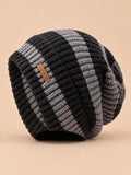 Bonnet rayé léger en maille style coréen, gris foncé, vue de face