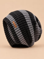 Bonnet rayé léger en maille style coréen, gris foncé, vue de face