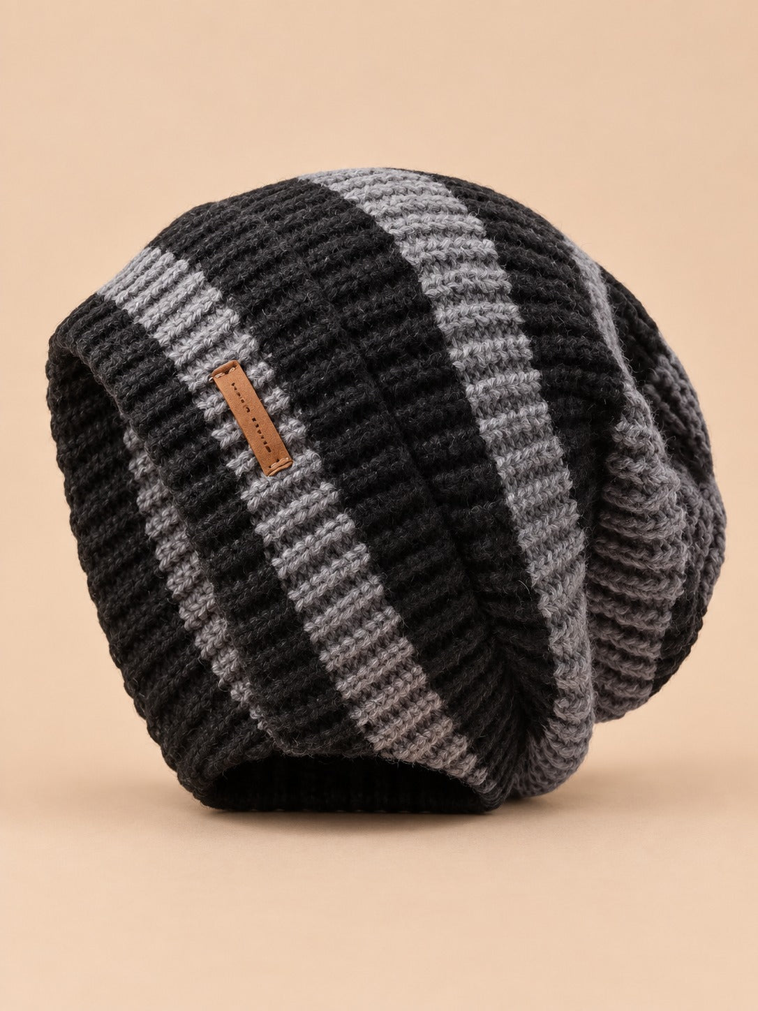 Bonnet rayé léger en maille style coréen, gris foncé, vue de face