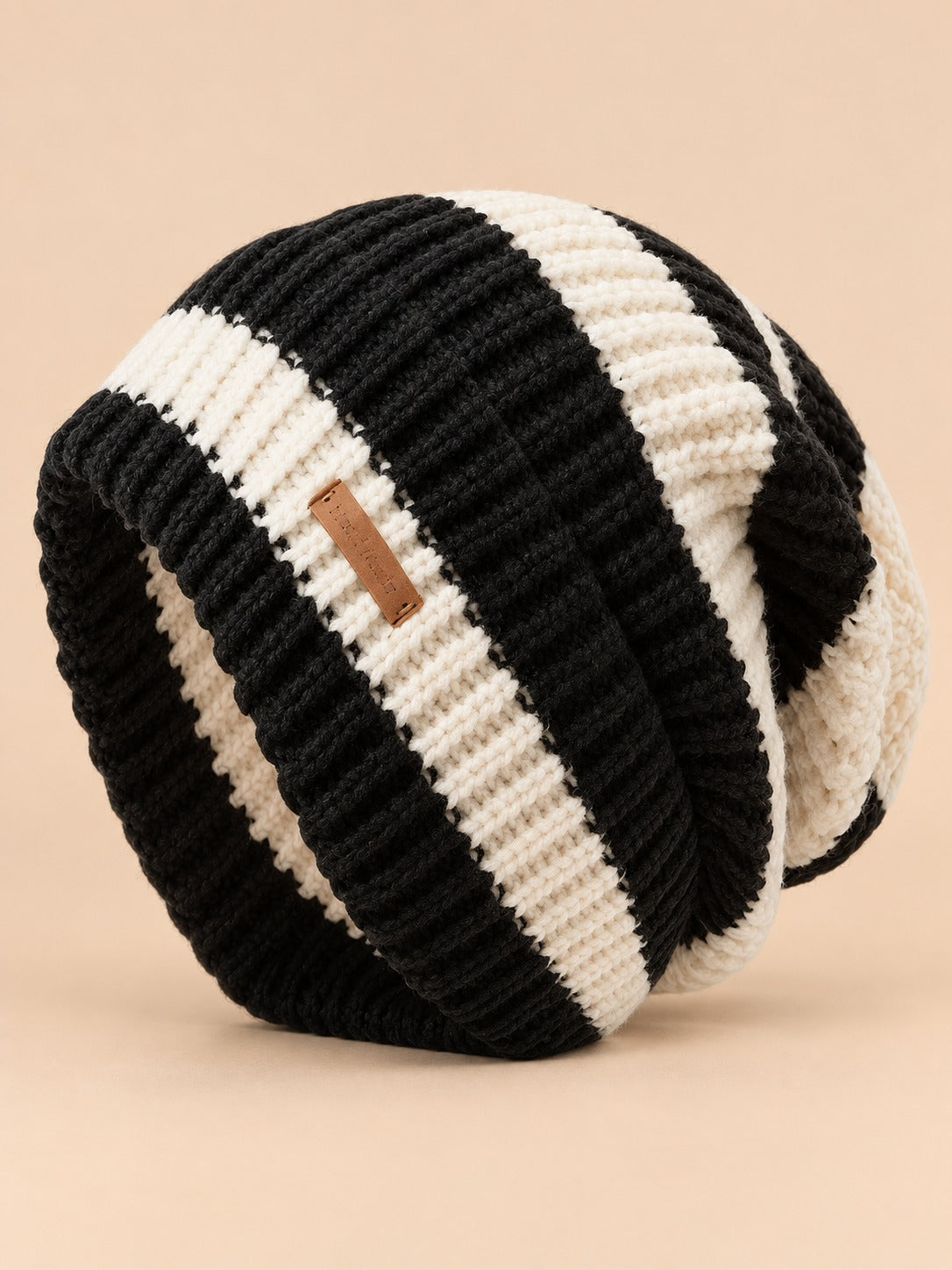 Bonnet rayé léger en maille style coréen, noir et blanc, vue de face
