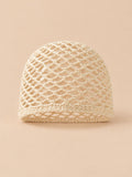 Bonnet fin femme beige en coton résille ajouré, vue de face sur fond pêche sable