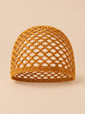 Bonnet fin femme caramel en coton résille ajouré, vue de face sur fond pêche sable