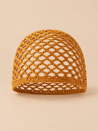 Bonnet fin femme caramel en coton résille ajouré, vue de face sur fond pêche sable
