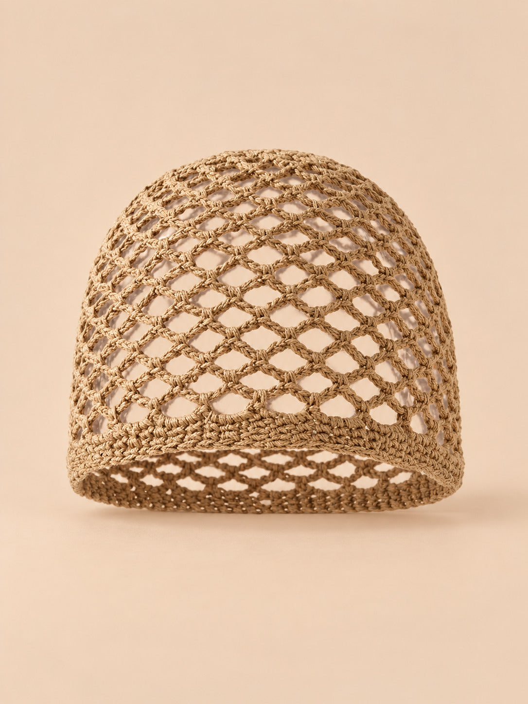 Bonnet fin femme kaki en coton résille ajouré, vue de face sur fond pêche sable