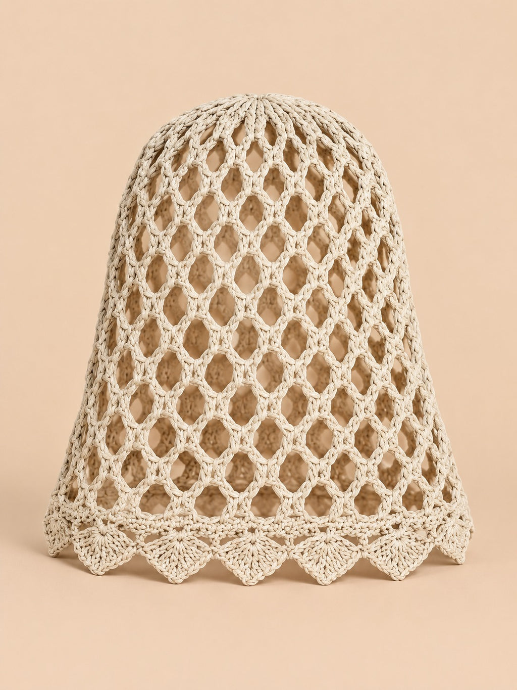 Bonnet résille ajouré au crochet, beige, vue de face