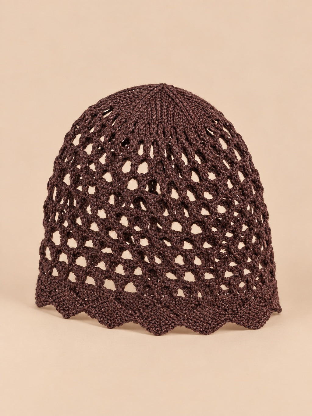 Bonnet résille ajouré au crochet, café, vue de trois quarts