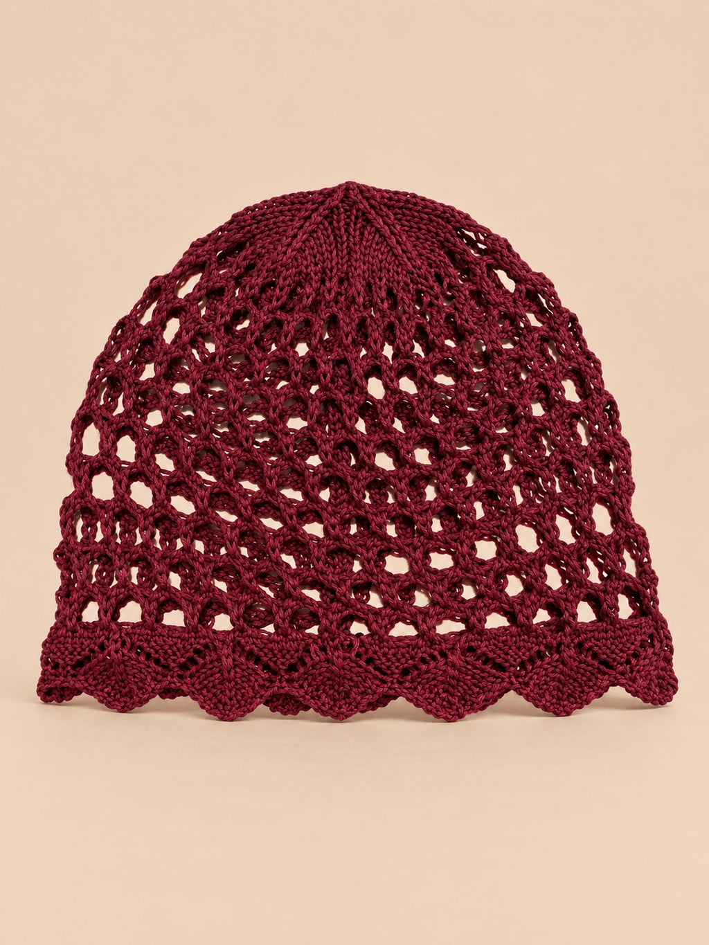 Bonnet résille ajouré au crochet, rouge, vue de face