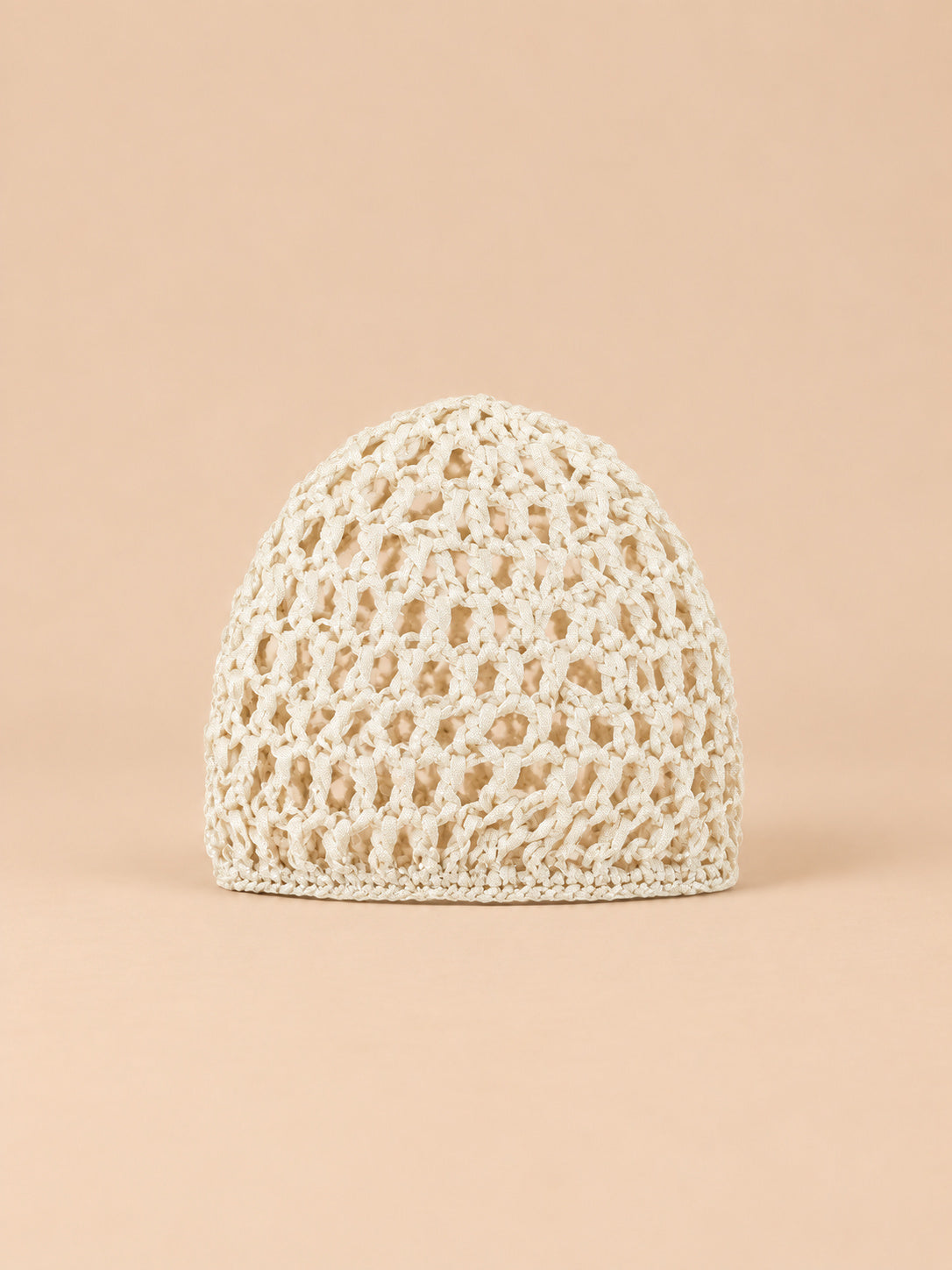 Bonnet résille au crochet beige, maille ajourée, vue de face
