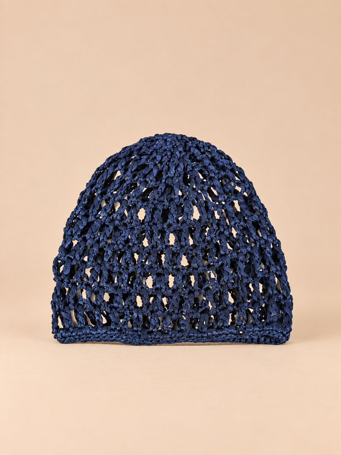 Bonnet résille au crochet bleu marine, maille ajourée, vue de face