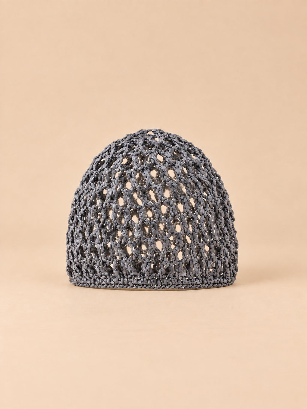 Bonnet résille au crochet gris, maille ajourée, vue de face