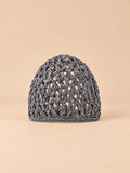 Bonnet résille au crochet gris, maille ajourée, vue de face