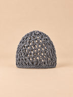 Bonnet résille au crochet gris, maille ajourée, vue de face