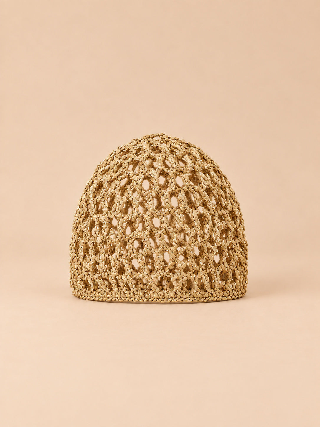 Bonnet résille au crochet kaki, maille ajourée, vue de face