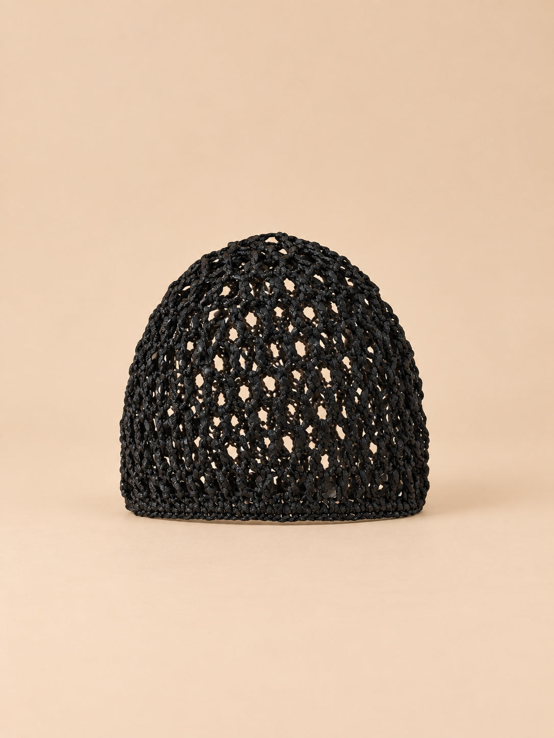 Bonnet résille au crochet noir, maille ajourée, vue de face