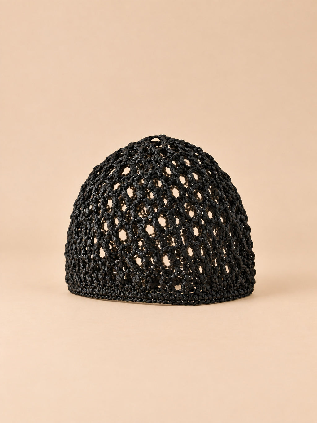 Bonnet résille au crochet noir, maille ajourée, vue de trois quarts