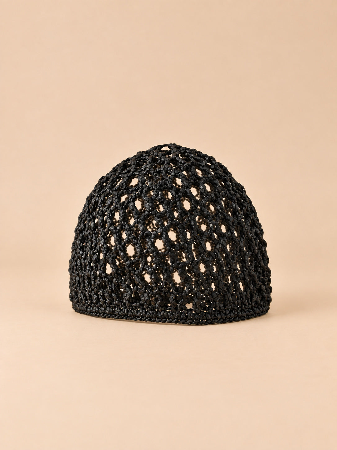 Bonnet résille au crochet noir, maille ajourée, vue de trois quarts