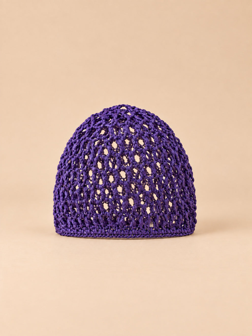 Bonnet résille au crochet violet, maille ajourée, vue de face