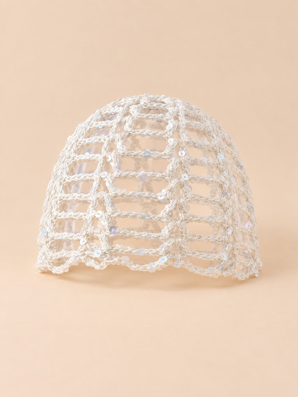 Bonnet résille à sequins au crochet, coloris blanc, vue de face