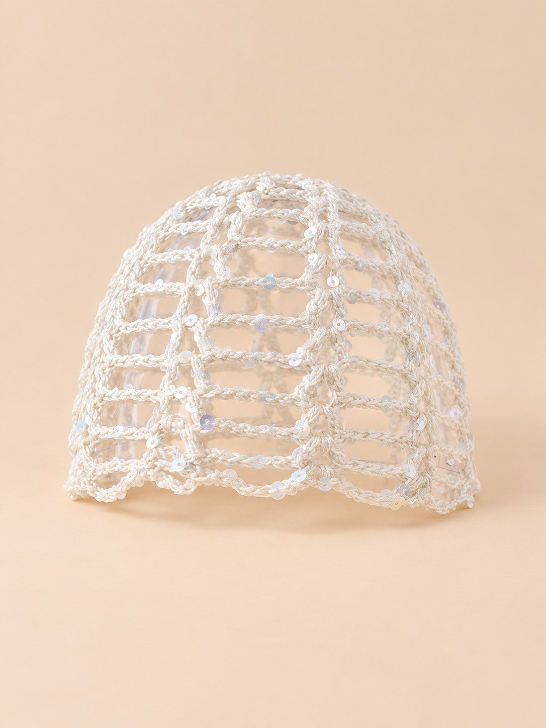 Bonnet résille à sequins au crochet, coloris blanc, vue de face