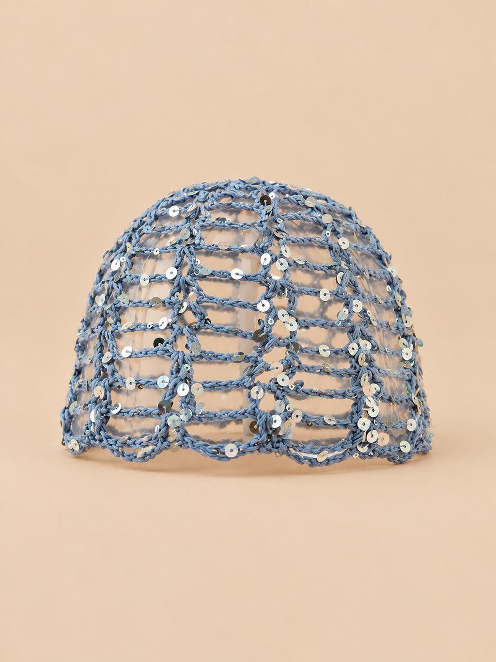 Bonnet résille à sequins au crochet, coloris bleu, vue de face