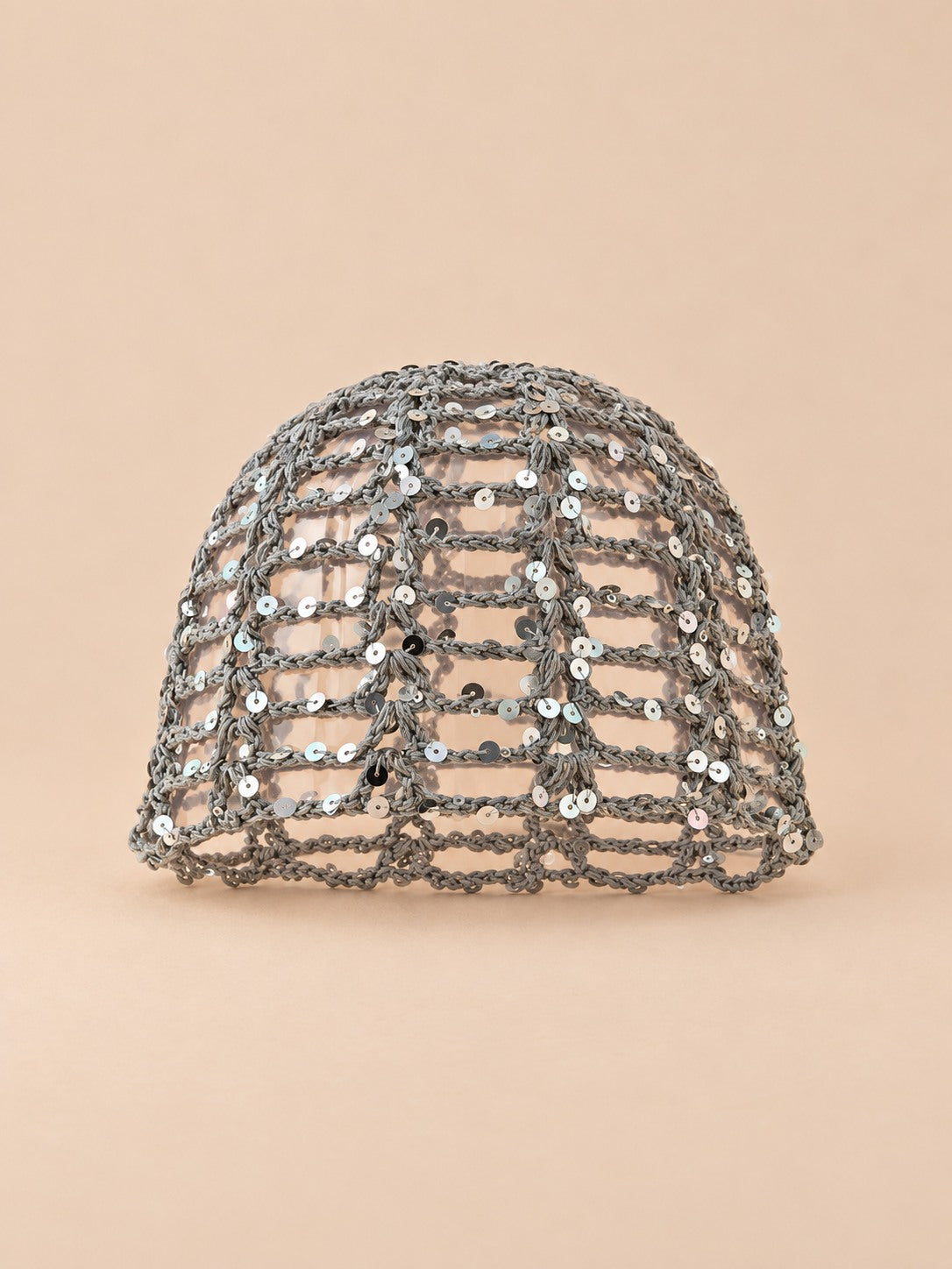 Bonnet résille à sequins au crochet, coloris gris, vue de face