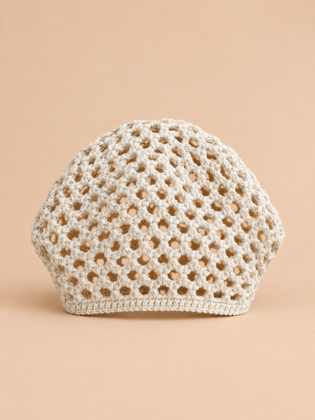 Bonnet rétro résille ajourée au crochet, coloris beige, vue de face