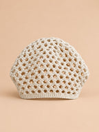 Bonnet rétro résille ajourée au crochet, coloris beige, vue de face
