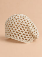 Bonnet rétro résille ajourée au crochet, coloris beige, vue de trois quarts
