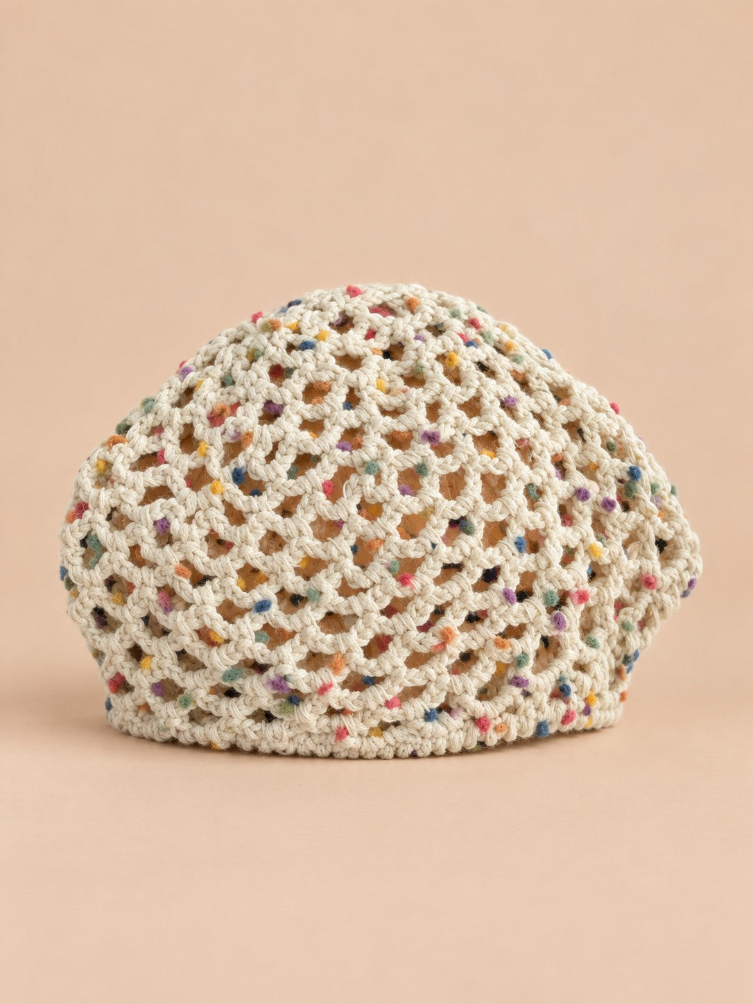 Bonnet rétro résille ajourée au crochet, coloris multicolore, vue de face
