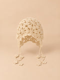 Bonnet au crochet beige à fleurs ajourées, sans bord, vue de face