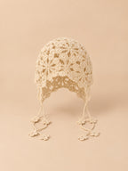 Bonnet au crochet beige à fleurs ajourées, sans bord, vue de face