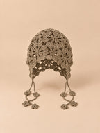 Bonnet au crochet kaki à fleurs ajourées, sans bord, vue de face