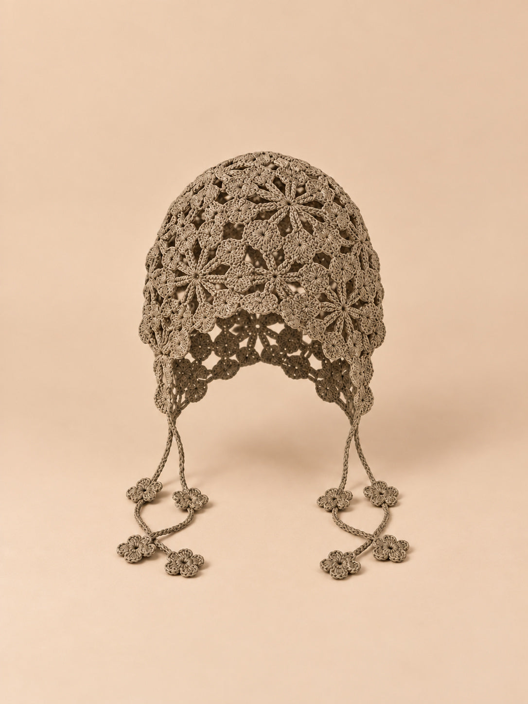 Bonnet au crochet kaki à fleurs ajourées, sans bord, vue de face