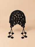 Bonnet au crochet noir à fleurs ajourées, sans bord, vue de face