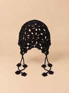 Bonnet au crochet noir à fleurs ajourées, sans bord, vue de face