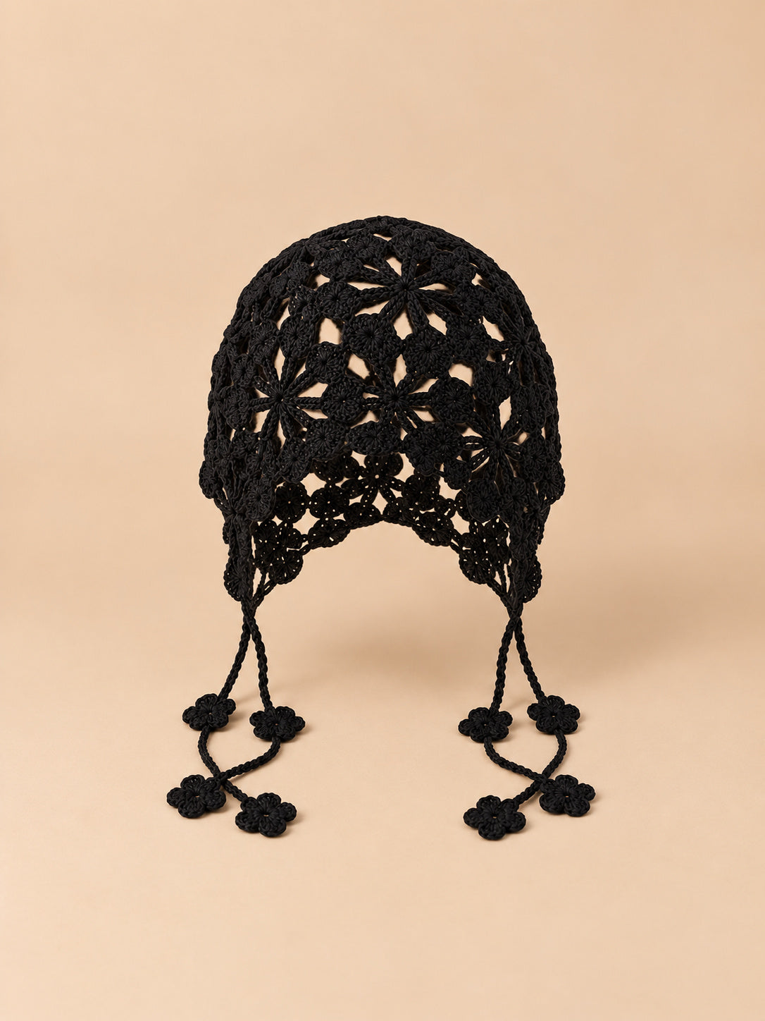 Bonnet au crochet noir à fleurs ajourées, sans bord, vue de face
