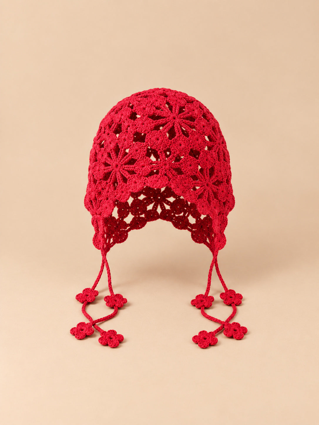 Bonnet au crochet rouge à fleurs ajourées, sans bord, vue de face