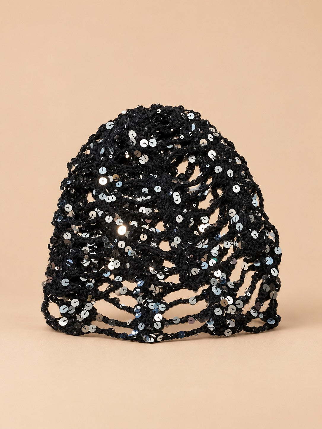 Bonnet ajouré au crochet style coréen, variante B-NOIR, vue de face