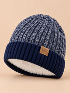 Bonnet de ski doublé en maille bleu marine, vue de trois quarts sur fond beige