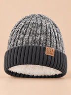 Bonnet de ski doublé en maille grise, vue de face sur fond beige
