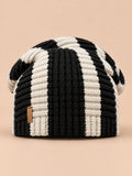 Bonnet slouchy femme à rayures noir et beige en maille, vue de face