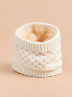 Tour de cou en maille épaisse doublée beige, vue de trois quarts.