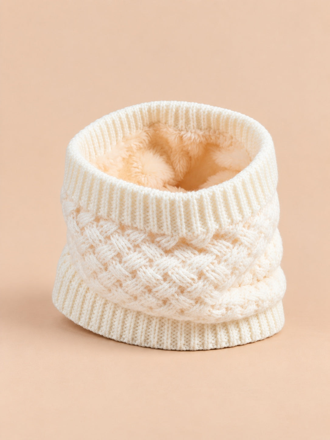 Tour de cou en maille épaisse doublée beige, vue de trois quarts.