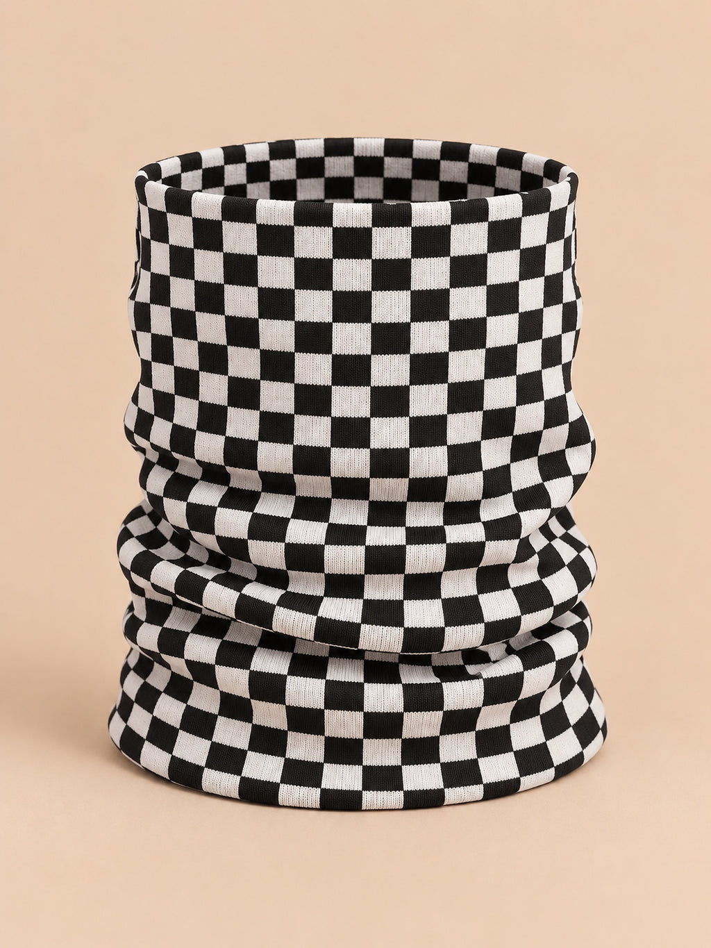Tour de cou en maille à damier noir et blanc (variante Érable), vue de face.