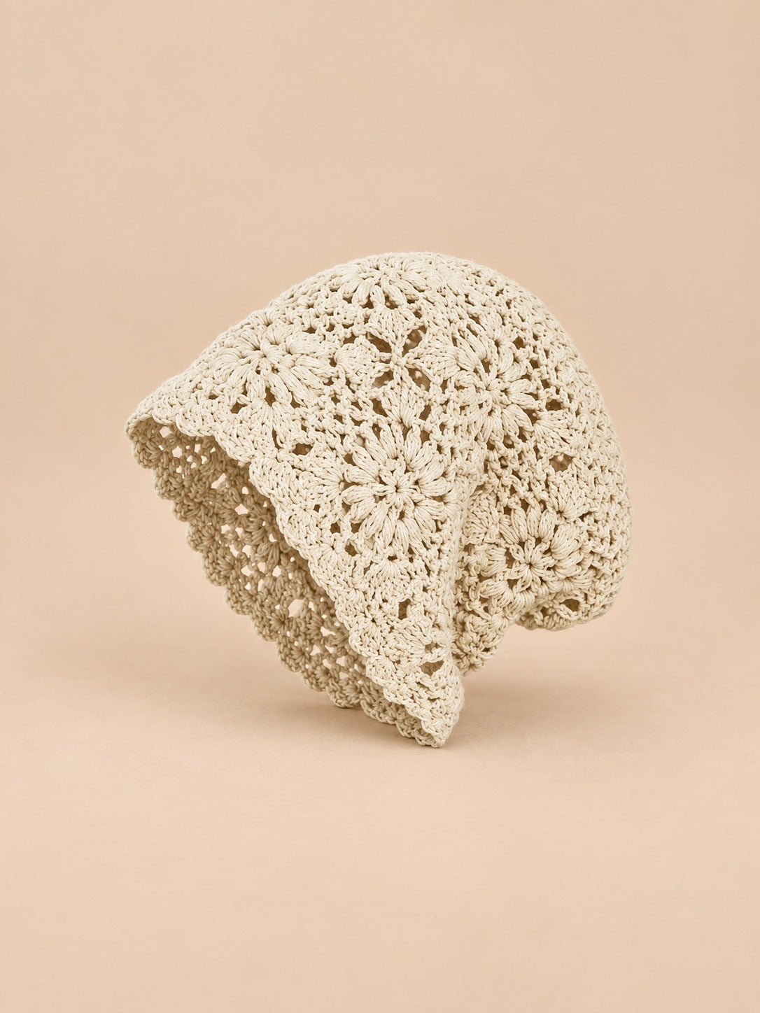 Bonnet turban ajouré au crochet, beige, vue de trois quarts