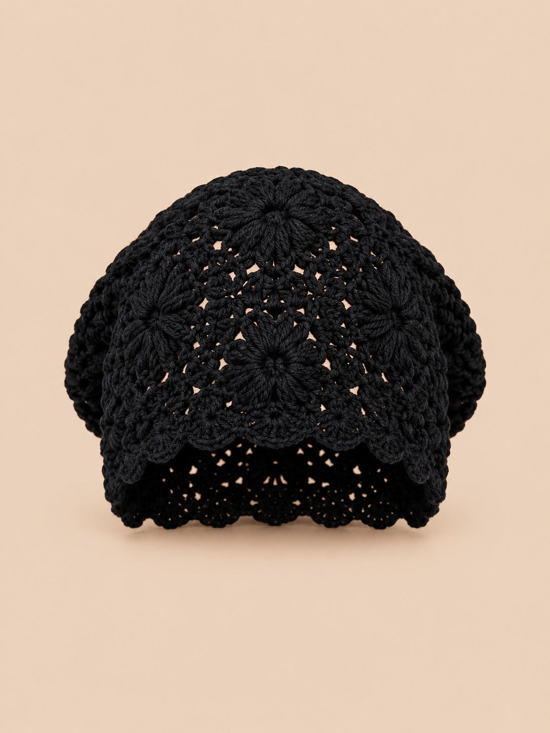 Bonnet turban ajouré au crochet, noir, vue de face