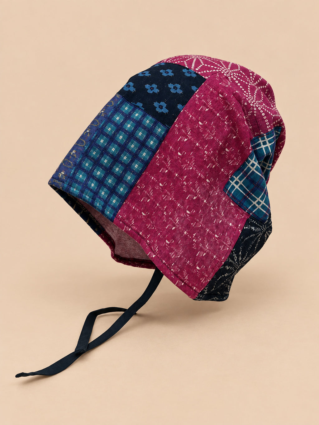 Bonnet turban femme en tissu patchwork, modèle 2, vue de trois quarts