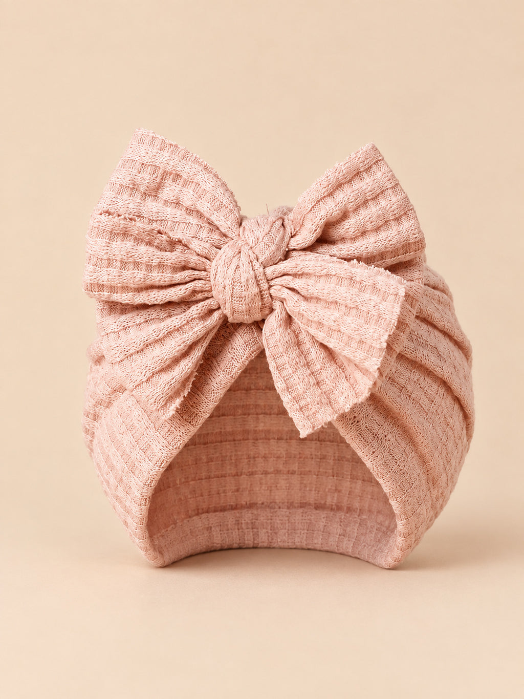Bonnet turban bébé fille en coton tricoté rose poudré, nœud, vue de face