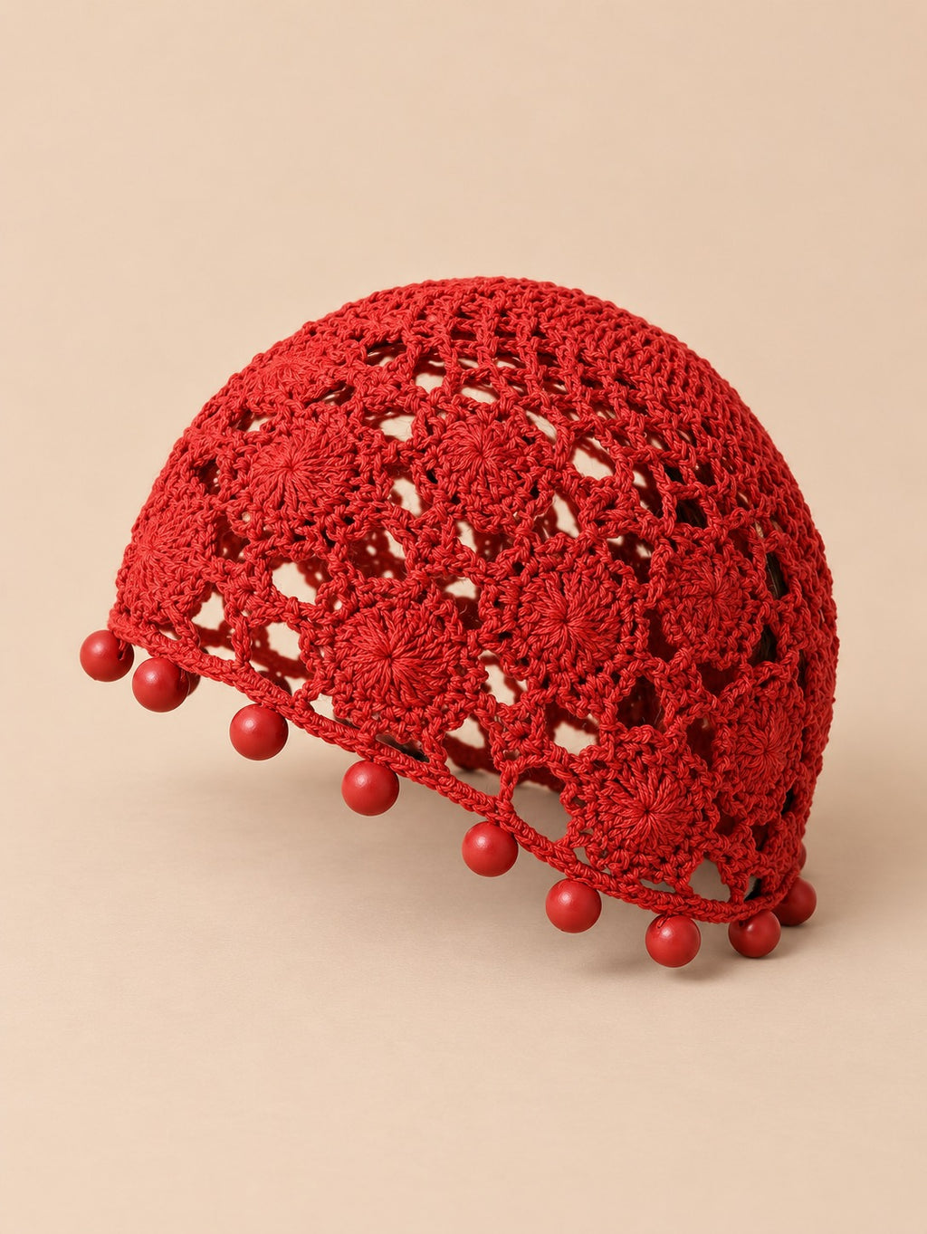 Bonnet turban perlé au crochet, rouge, vue de trois quarts
