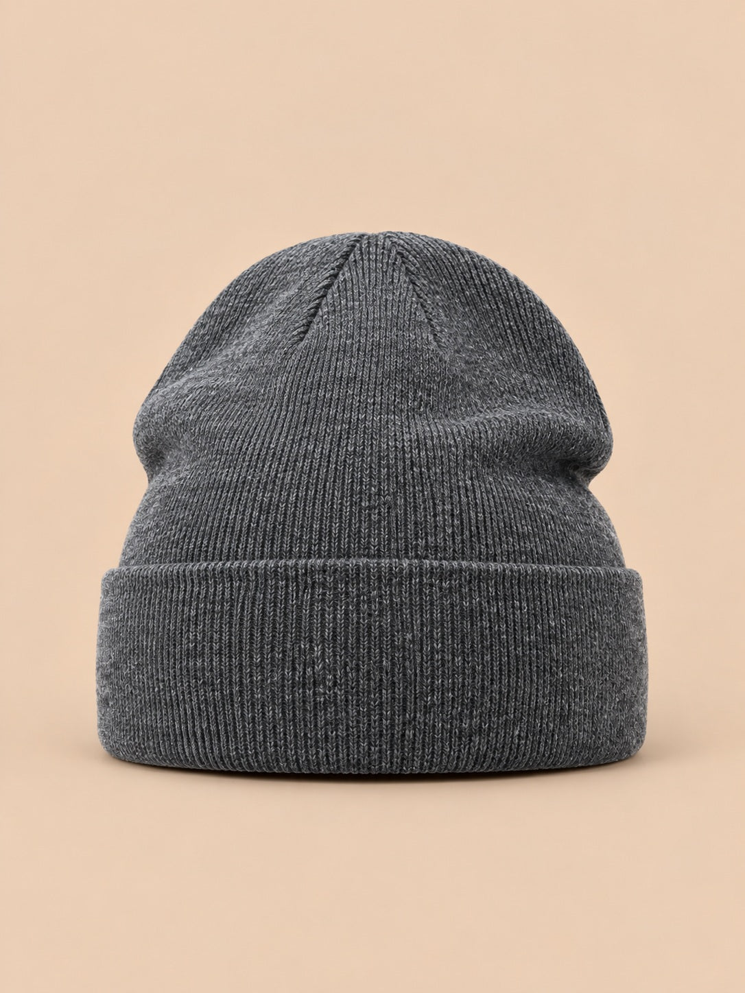 Bonnet uni classique en maille gris foncé, vue de face sur fond pêche sable